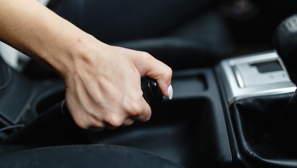 Na ręcznym czy na biegu? No i na którym biegu? Jak zostawiać auto, gdy idzie mróz