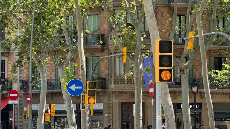 Migające żółte światło zamiast sygnału zielonego w Hiszpanii