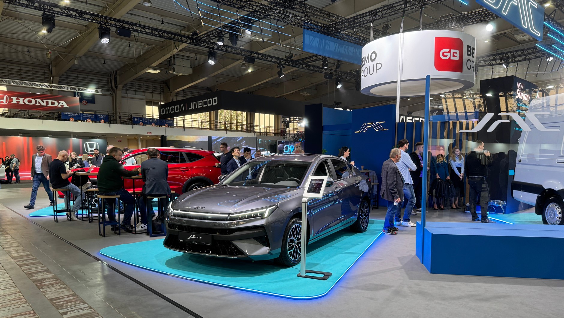 Ekspozycja chińskich samochodów na targach Poznań Motor Show 2025