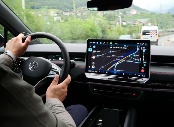 Niezwykle wygodna, ale niebezpieczna funkcja w aucie. Eksperci mówią o zaniku odruchu