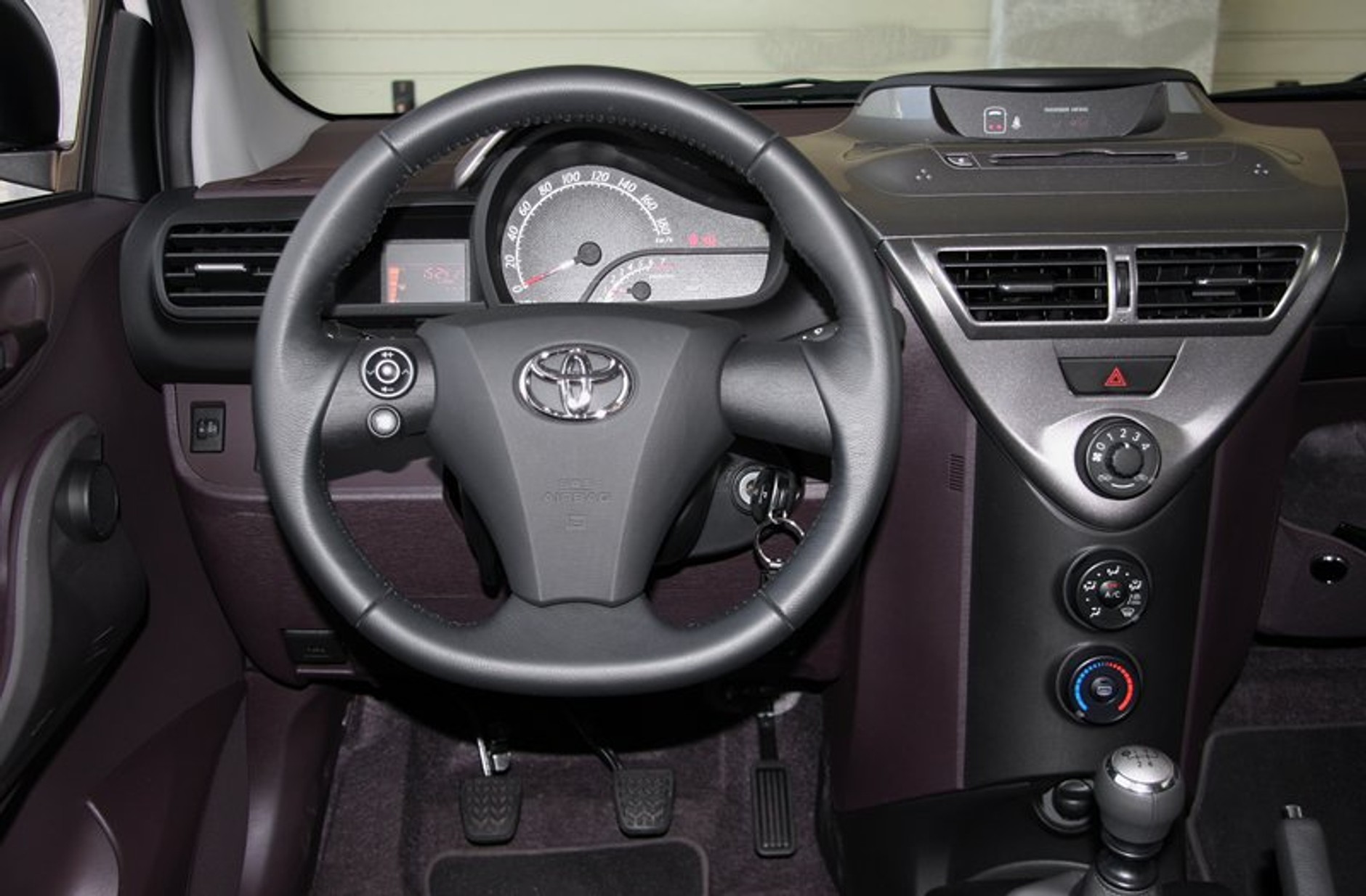 Test: Toyota iQ 1,0 (50 kW) – Má pod čepicí