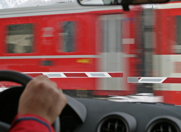Zasnął przed przejazdem kolejowym. Miał 3,5 promila!