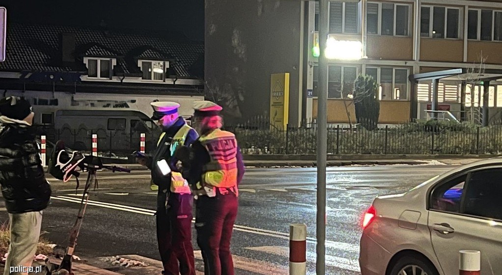 Nastolatek bardzo szybko jechał na hulajnodze elektrycznej