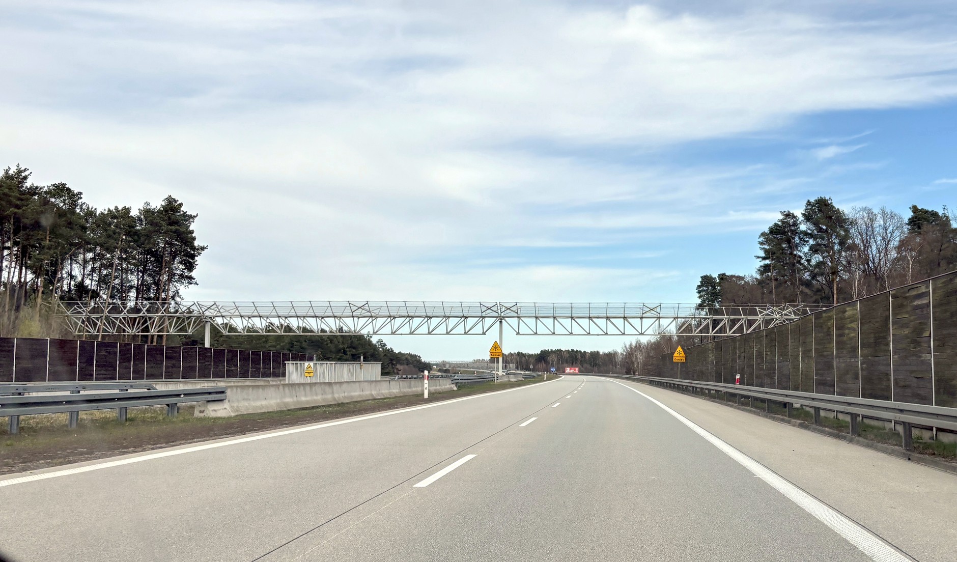 Nietypowe bramownice nad drogą S8 w woj. łódzkim