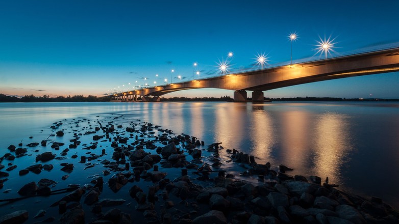 Najdłuższy most drogowy w Polsce: na drodze A1 nad Wisłą nieopodal wsi Rozgarty (województwo kujawsko-pomorskie)