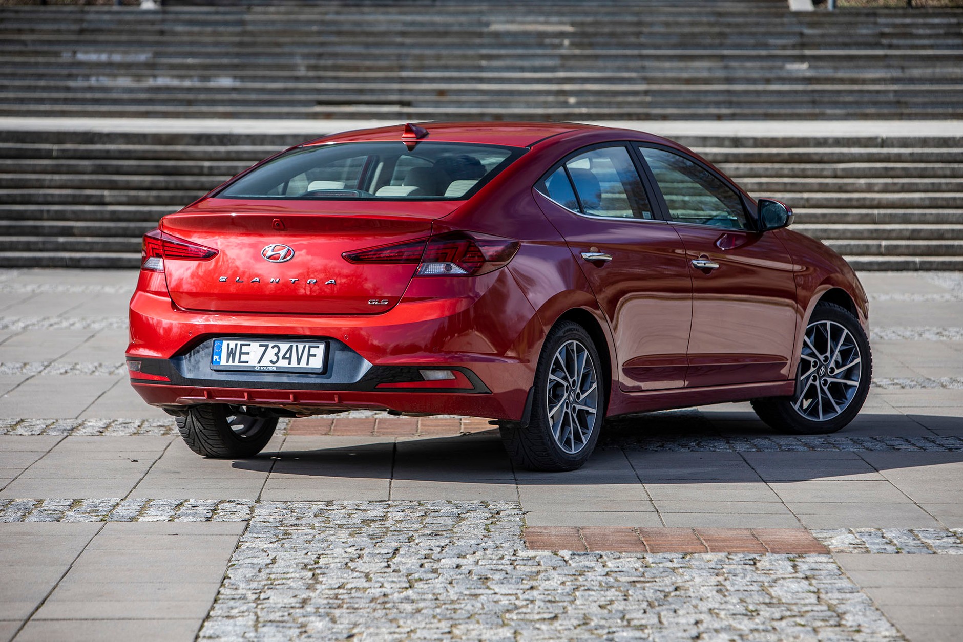 Hyundai Elantra 1.6 MPI 6AT - sedan w stylu azjatyckim