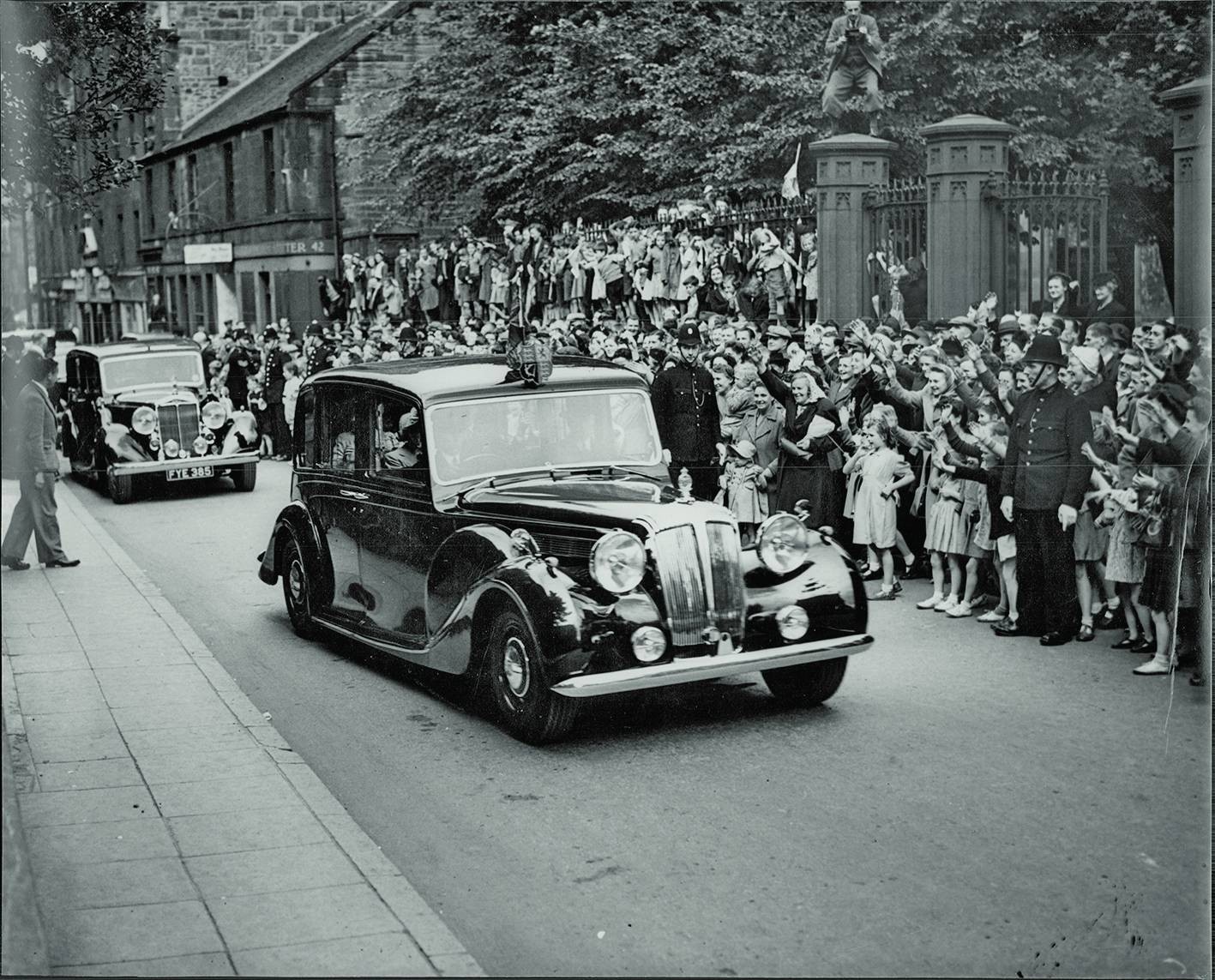 Limuzyna państwowa. Brytyjscy władcy aż do lat 50. byli wożeni limuzynami Daimlera (tu Georg VI, ojciec obecnej królowej w 1948 roku w modelu DE 36 z nadwoziem Hoopera)