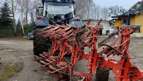 Traktorzysta z promilami pozbawił mieszkańców prądu