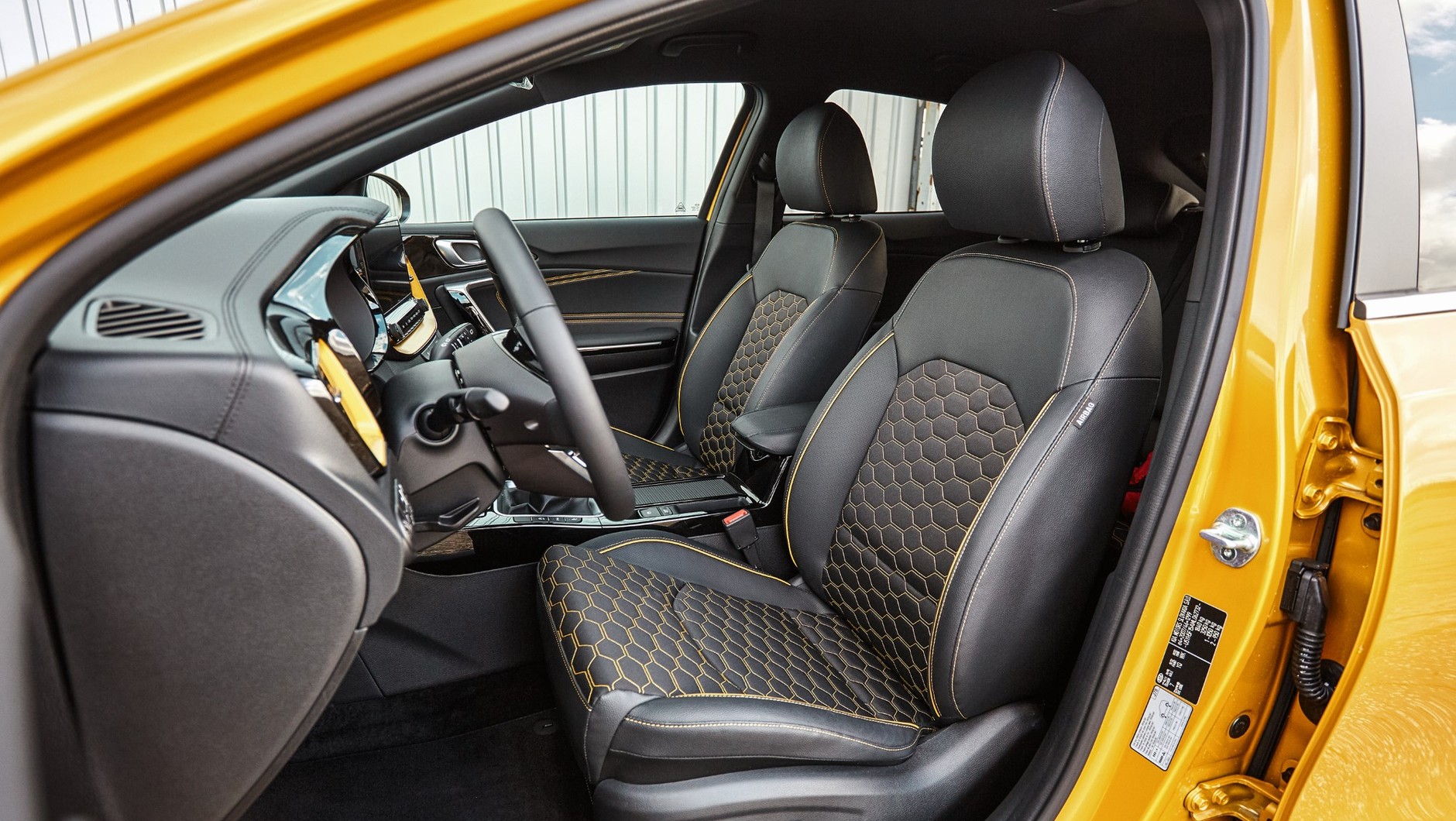 Nowy Citroen C4 kontra Kia XCeed - kompakty czy jednak SUV-y?