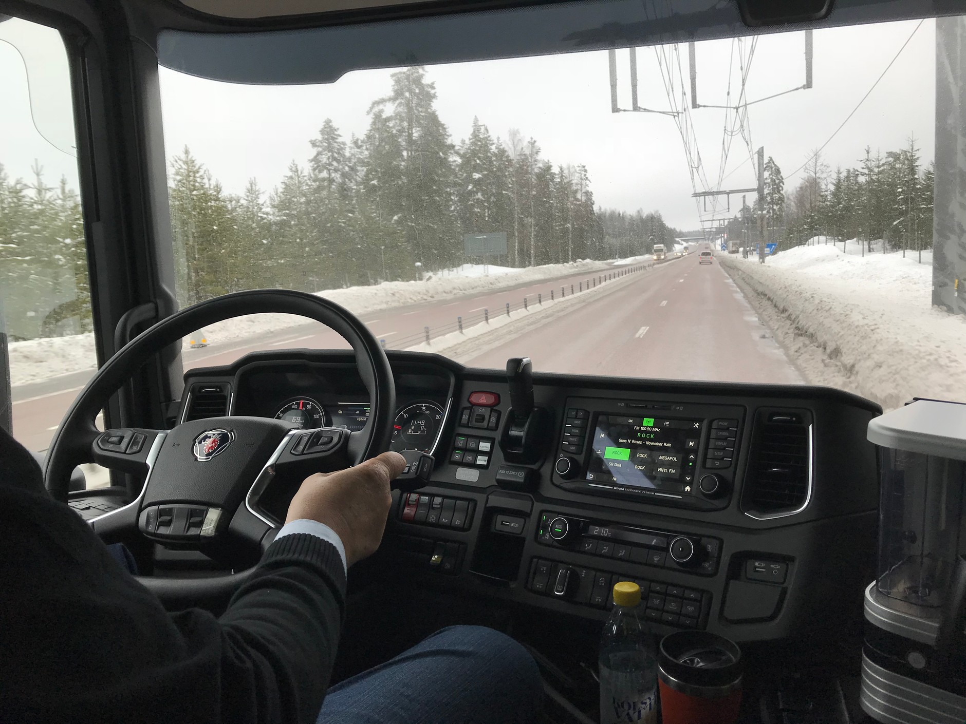 Hybrydowa Scania R450 na drodze E16 w Szwecji