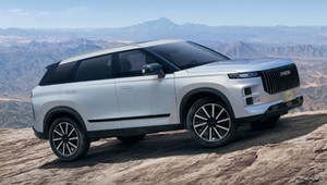 Jaecoo J7 PHEV to nowy chiński SUV z hybrydą. Ma zasięg ponad 1300 km i 7-letnią gwarancję