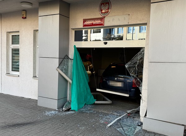 Celowo wjechał samochodem do komisariatu policji w Bydgoszczy. Kilka razy uderzał w drzwi