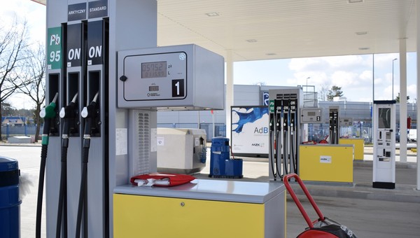 Te stacje paliw oferują benzynę i diesla taniej niż inne. Sprytne zagranie miast