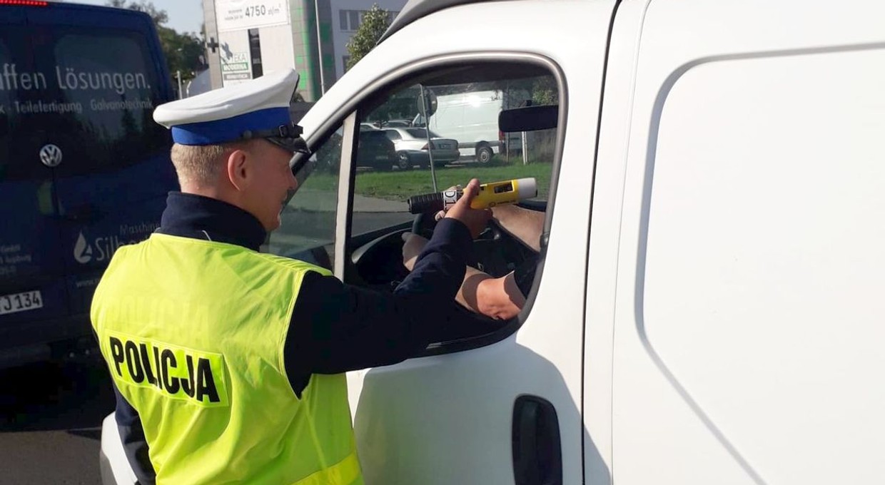 Czy można odmówić badania alkomatem? Kierowca musi uważać, by nie stracić prawa jazdy