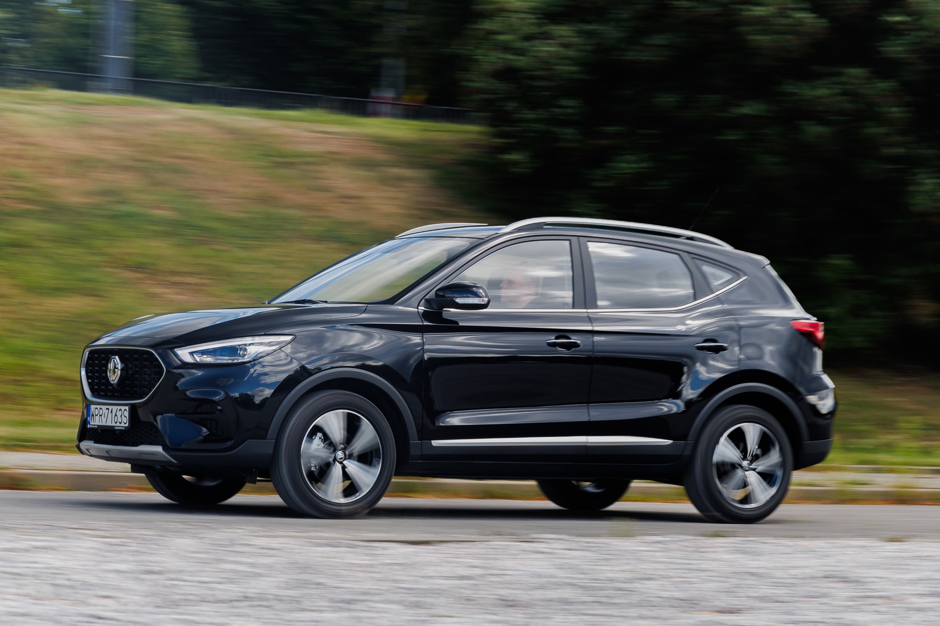 Dacia Duster kontra MG ZS. Porównanie dwóch budżetowych samochodów