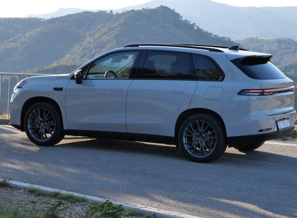 Nowy SUV imponuje wyposażeniem. Napęd hybrydowy zapewnia 970 km zasięgu