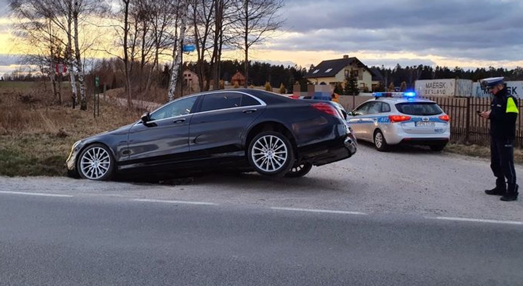 Kierowca Mercedesa Klasy S wpadł do rowu i uciekł z miejsca zdarzenia