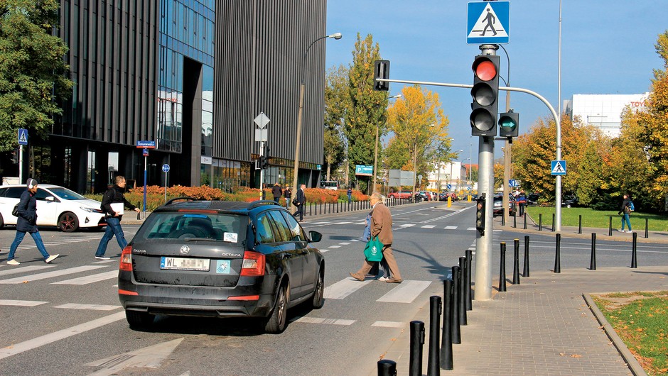 Sygnalizator świetlny na skrzyżowaniu w Warszawie