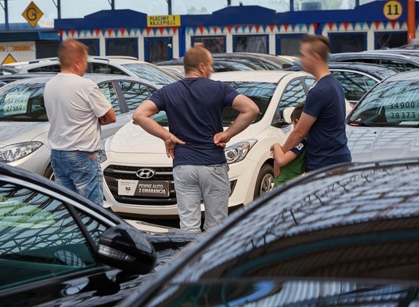 Wstydził się pokazać twarz, ale opisał wszystko. Handlarz powiedział, co robi się w komisach, gdy nikt nie patrzy