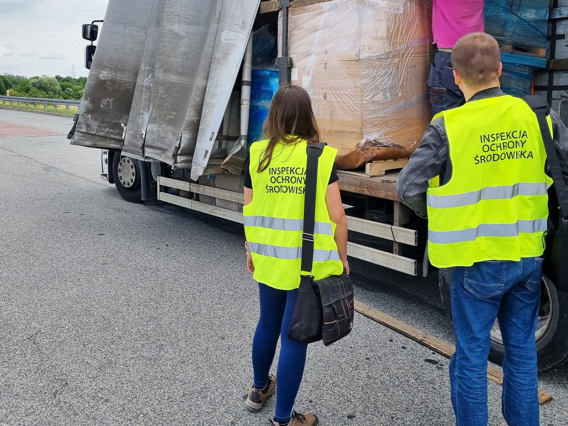 Inspektorzy zatrzymali ciężarówkę z odpadami