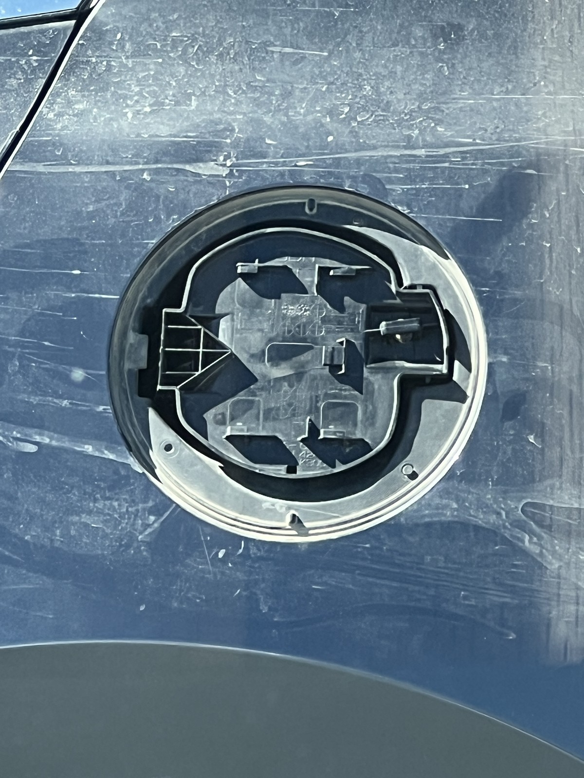 Próba siłowego otwarcia klapki często kończy się jej zniszczeniem. Nie warto ryzykować.