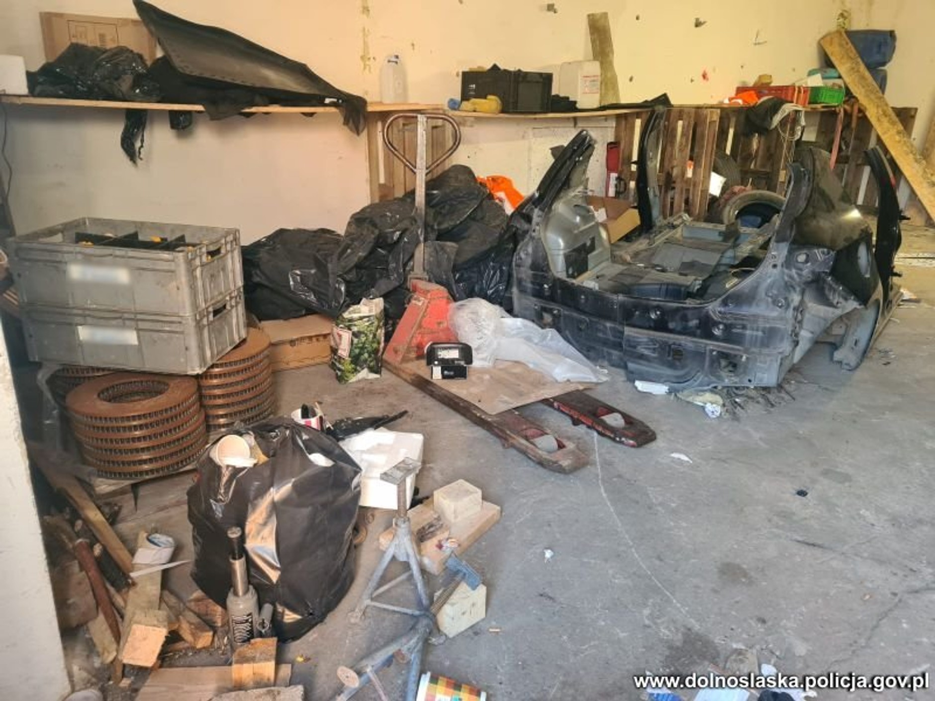 Auto było już pocięte na części. Policja odkryła dwie "dziuple"