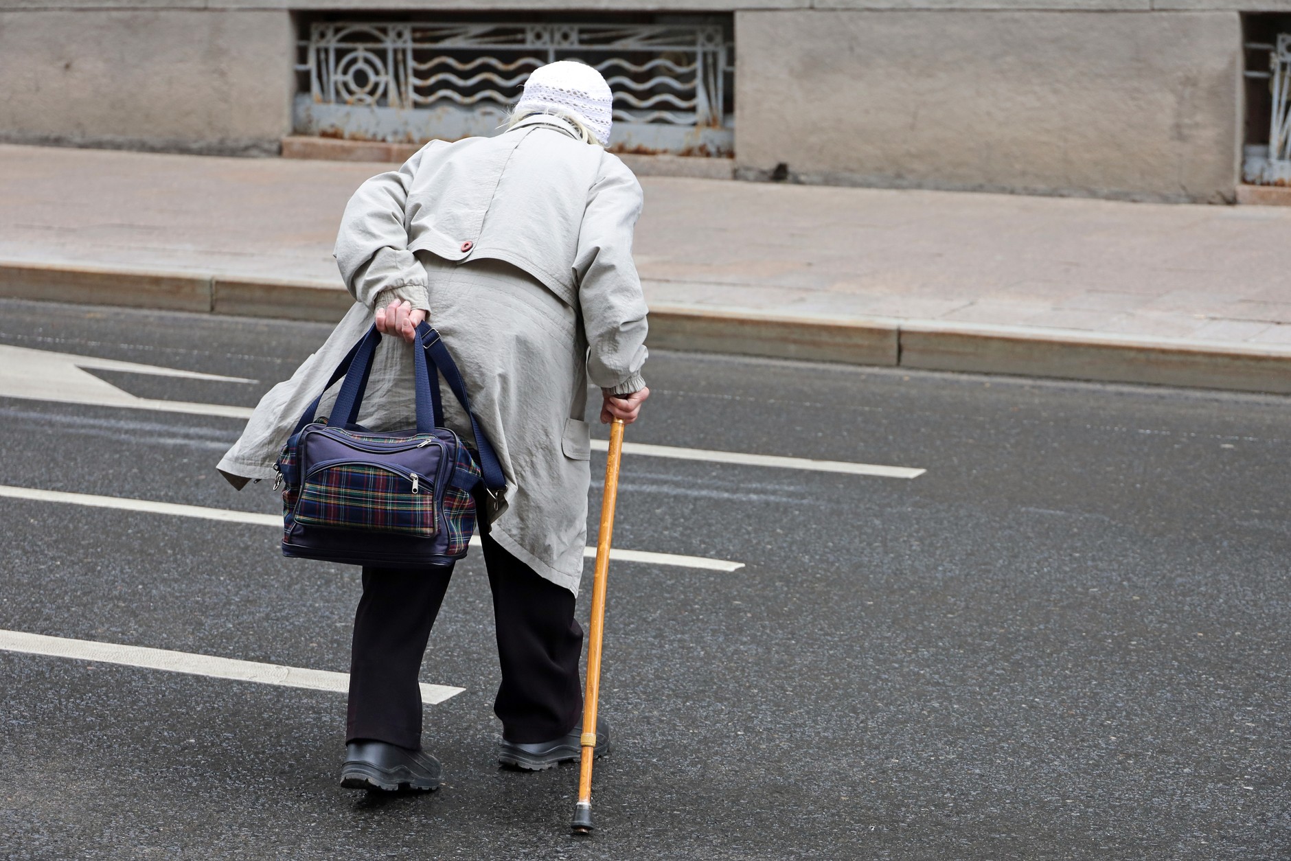 Osoba niepełnosprawna na drodze – należy się zatrzymać