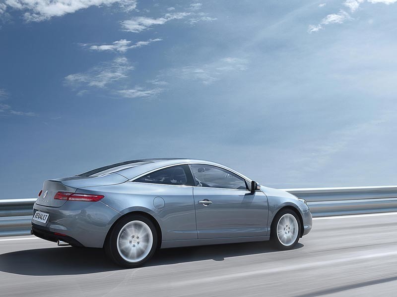 Paryż 2008: Renault Laguna Coupe w centrum zainteresowania