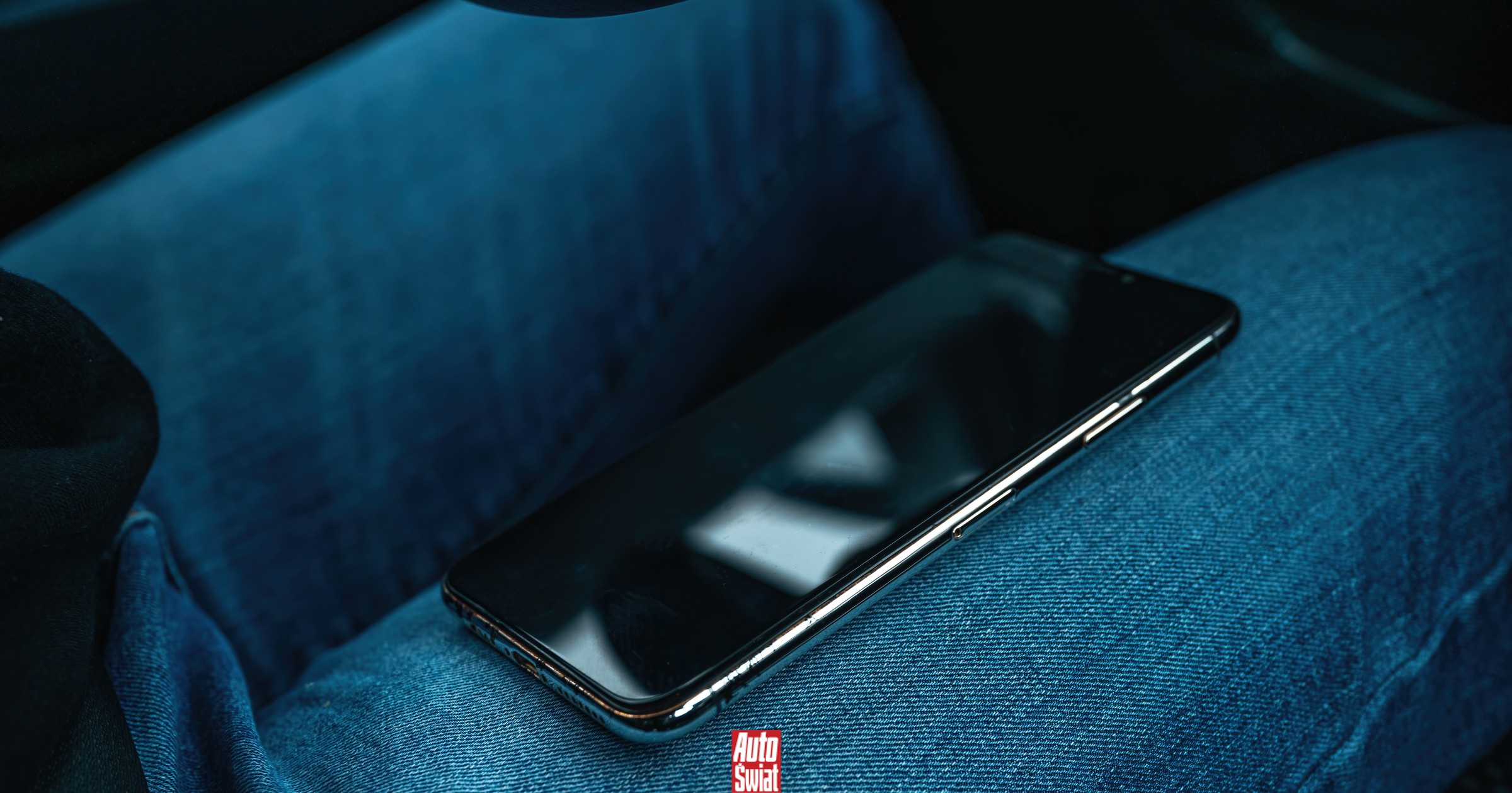 Trzymanie telefonu na kolanie podczas jazdy a prawo. Lepiej od razu przestać tak robić