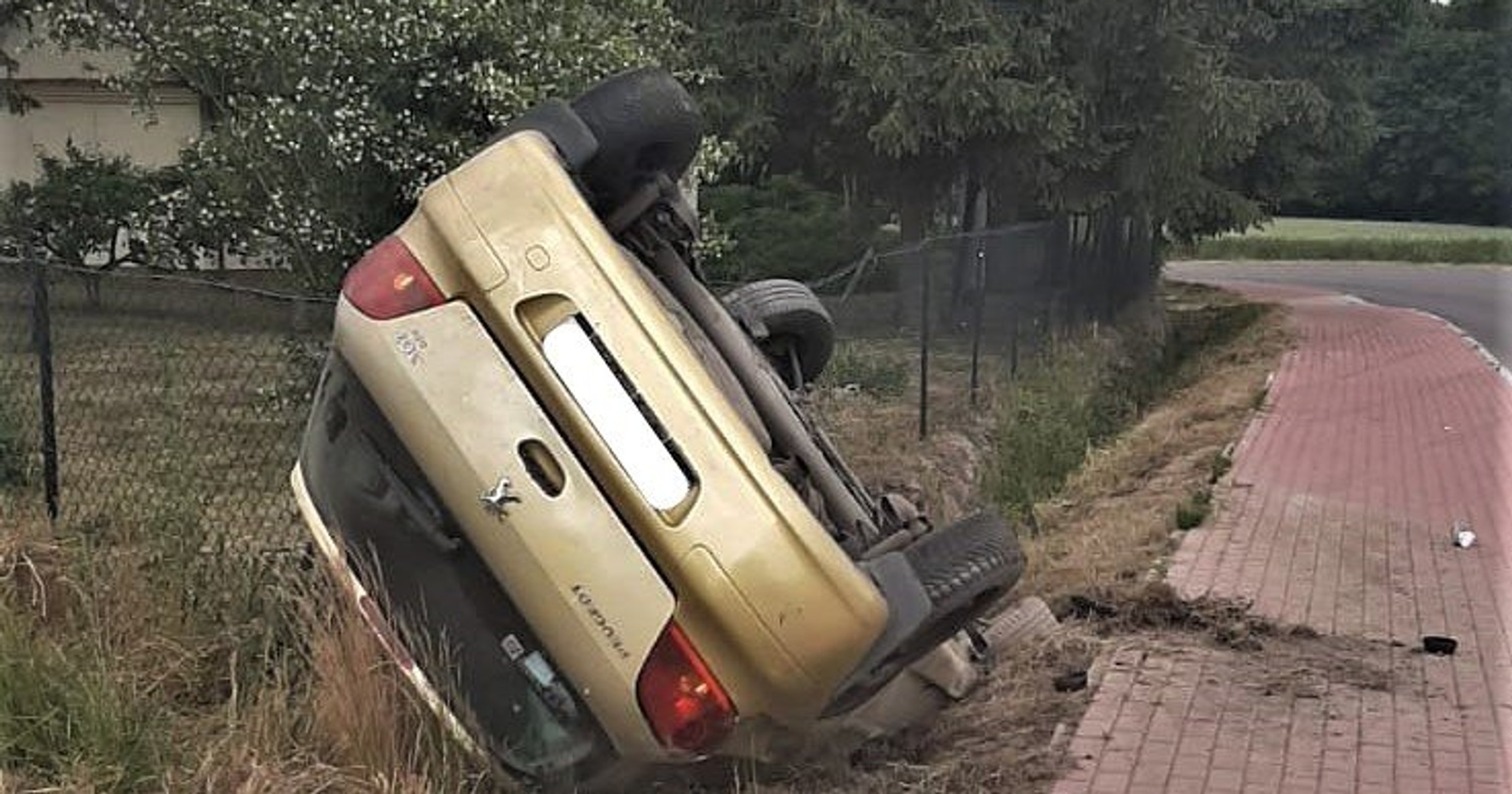 Prowadzony przez 31-letnią Ukrainkę Peugeot po wypadku wpadł do przydrożnego rowu