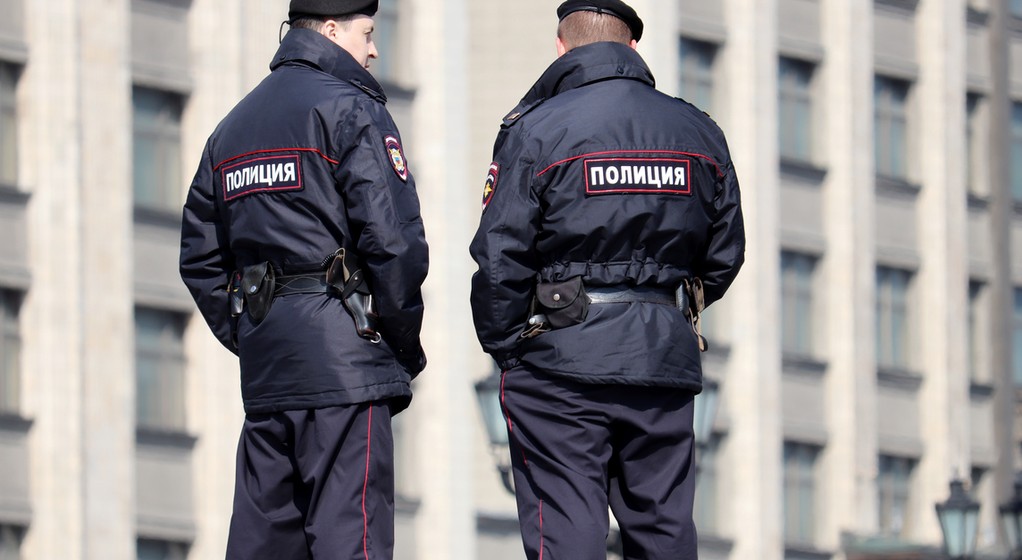 Dwóch rosyjskich policjantów przed budynkiem Dumy Państwowej, marzec 2022 r. (zdjęcie ilustracyjne)