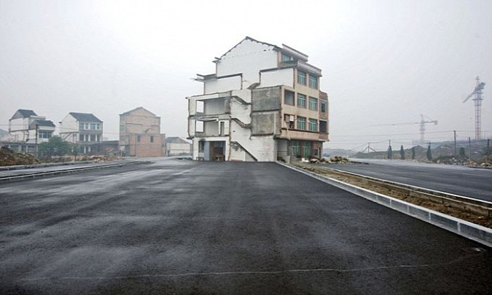 Dom na pasie ruchu chińskiej autostrady