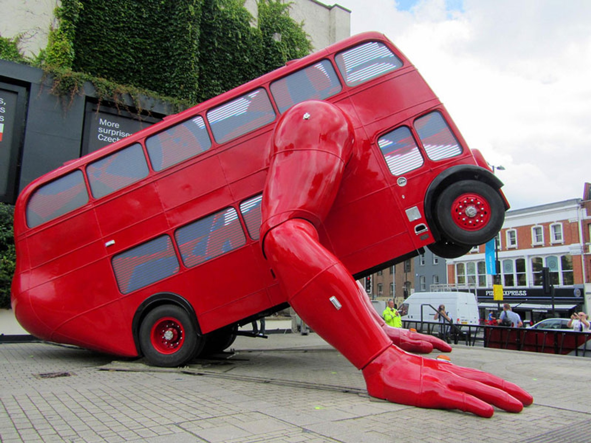 David Černý: klękający doubledecker