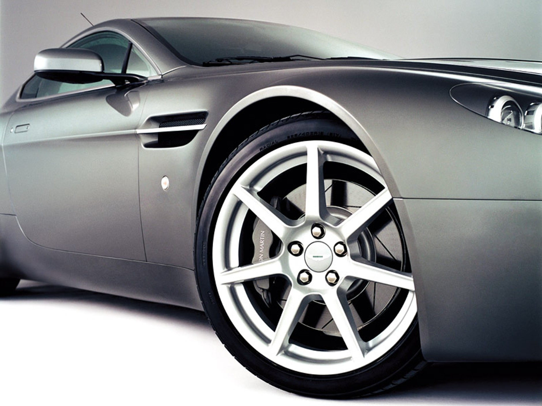 Aston Martin V8 Vantage: mocniejszy i szybszy