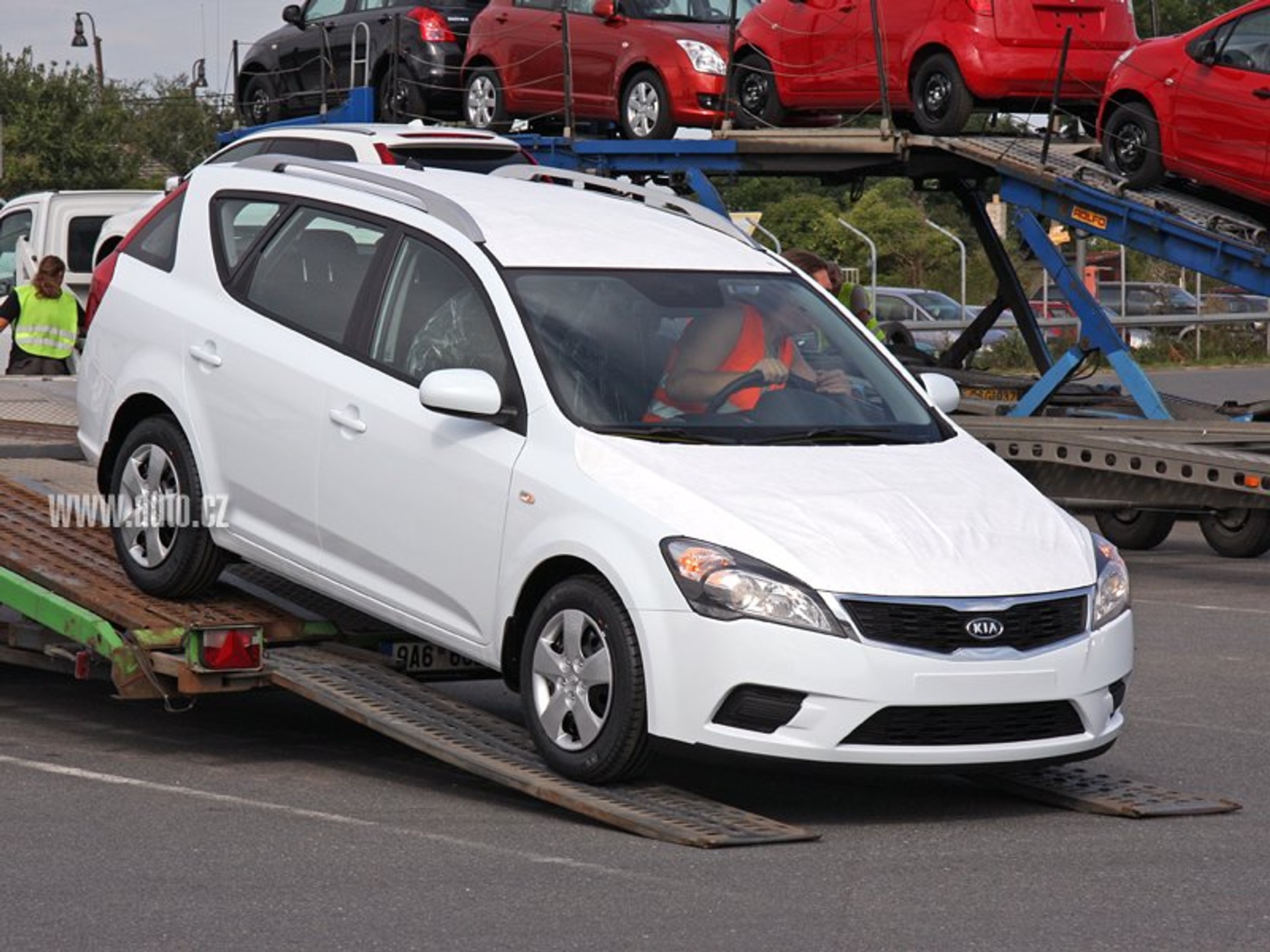 Zdjęcia szpiegowskie: zmodernizowana Kia Ceed Sporty Wagon (fotogaleria)