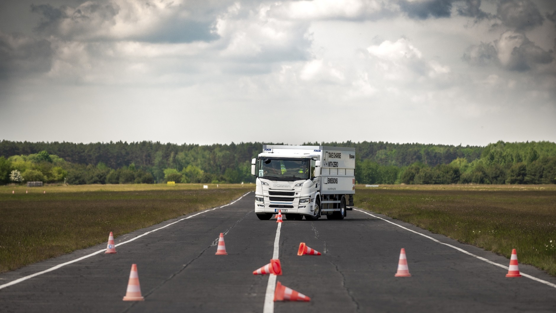 Elektryczne ciężarówki Scania na torze w Poznaniu