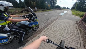 Policja zatrzymuje i kontroluje jednośladu udające rowery. Sypuą się kary