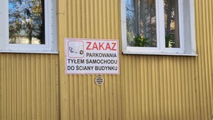 Czy za parkowanie tyłem do budynku można dostać mandat?