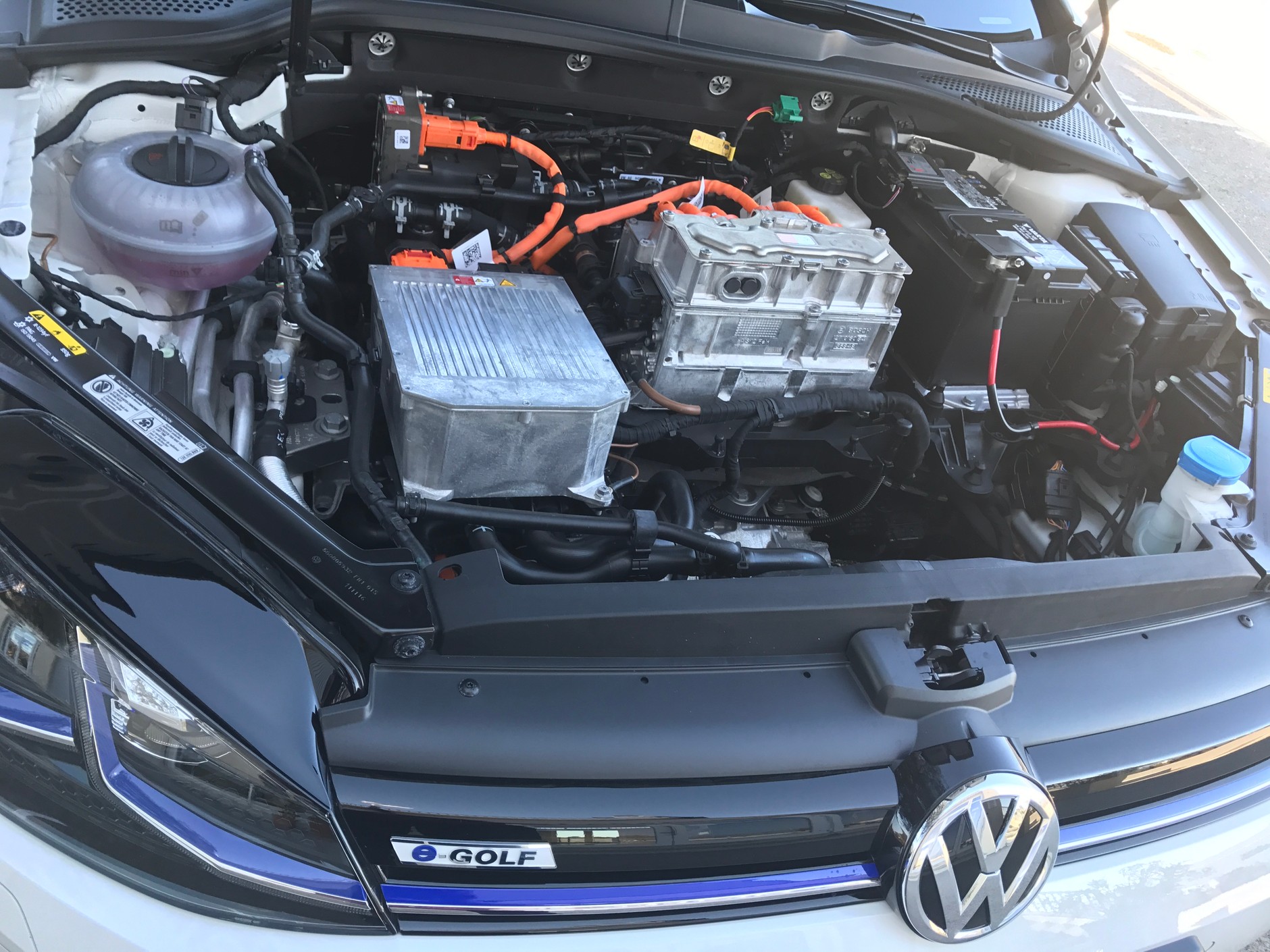 VW e-Golf z akumulatorem AGM z matami z włókna szklanego