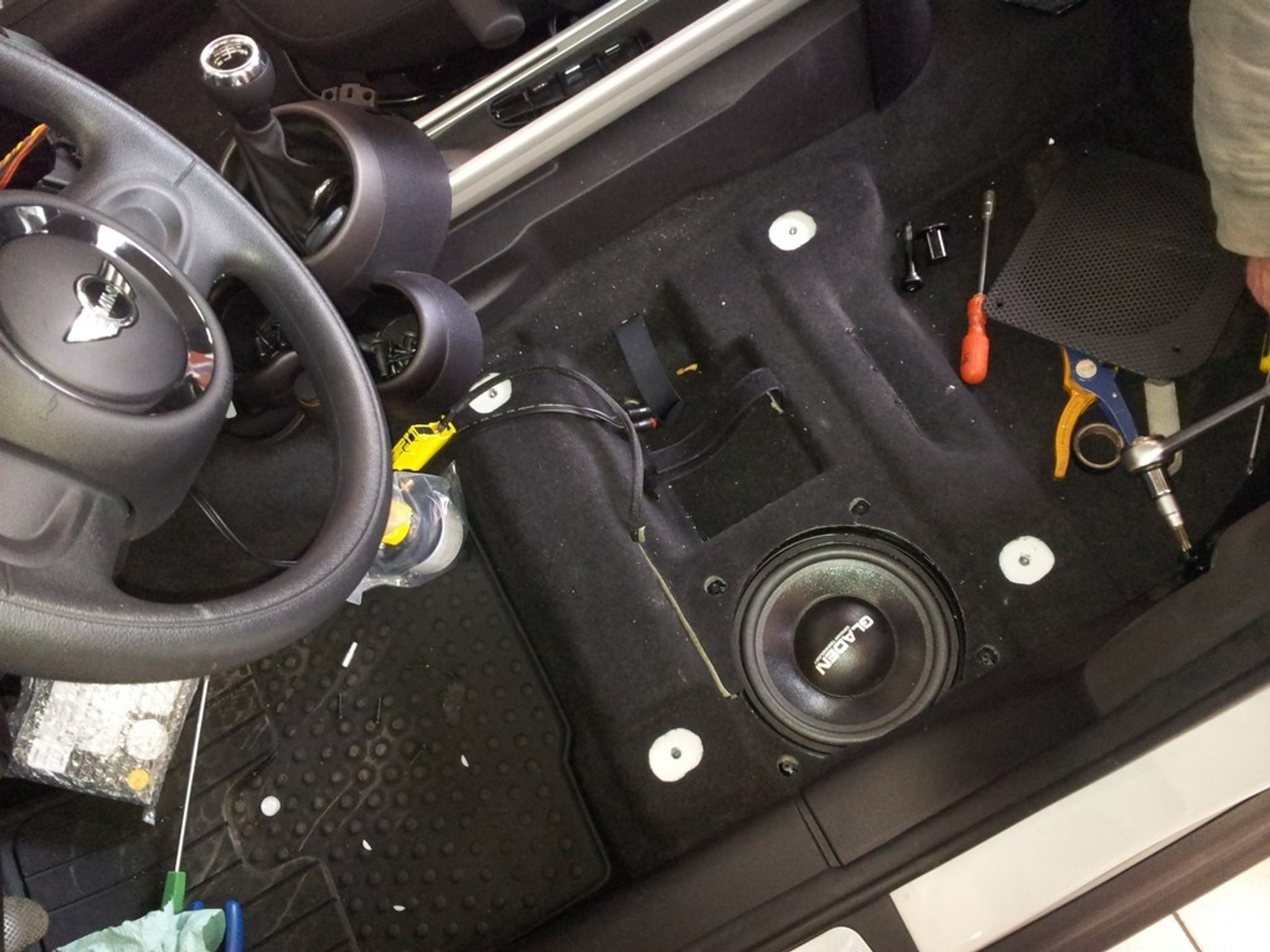 Wymiana fabrycznych głośników w Mini i BMW