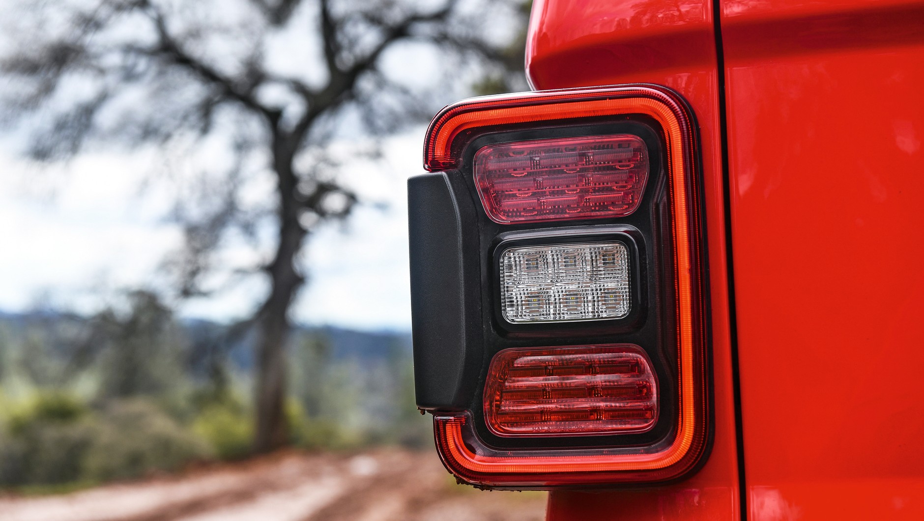Jeep Gladiator: tylne prostokątne lampy to również charakterystyczny element stylistyki Jeepów