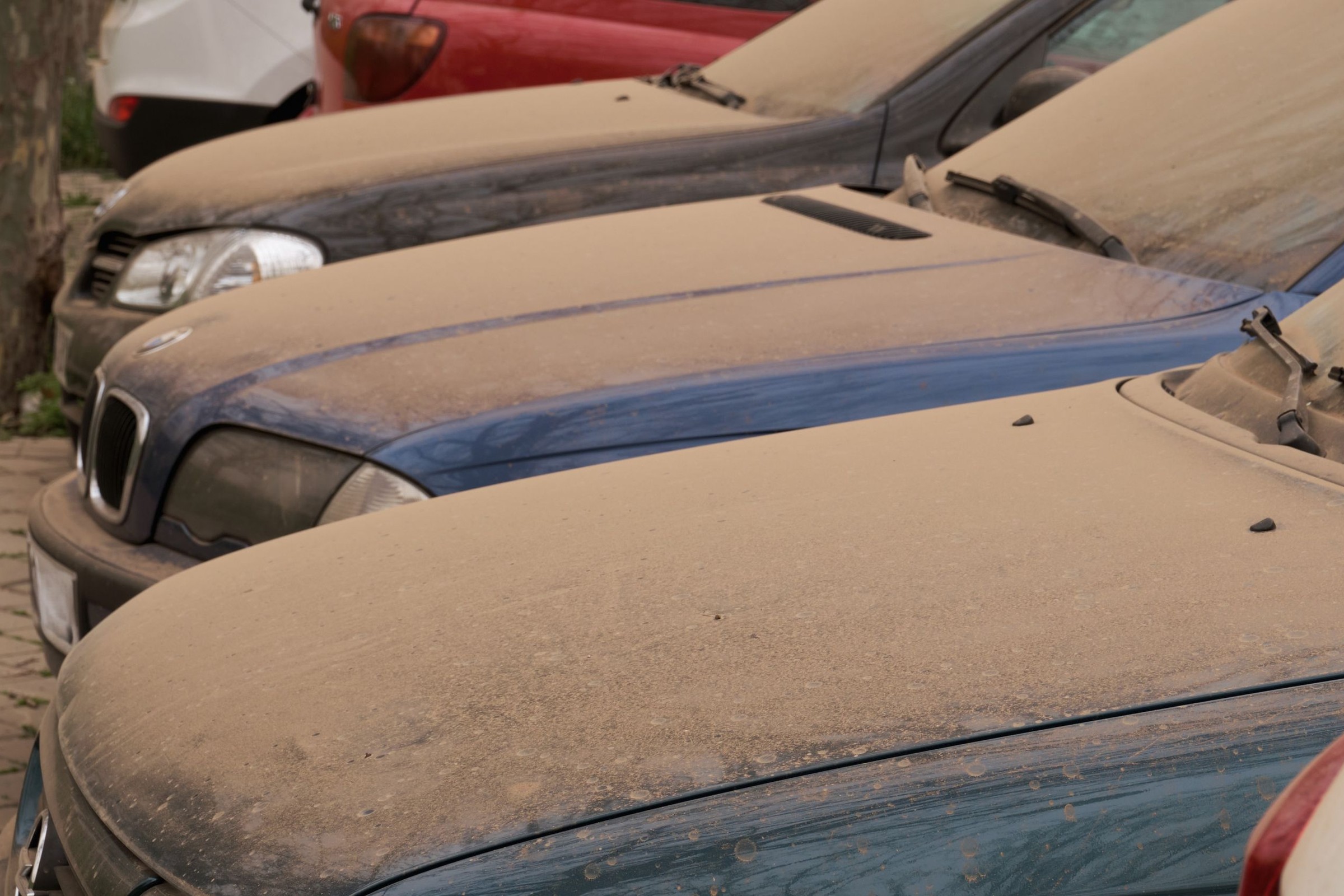 Zaczęło się. Pył z Sahary znów szpeci nam samochody. Jak z nim sobie radzić? Nie popełnij tych błędów