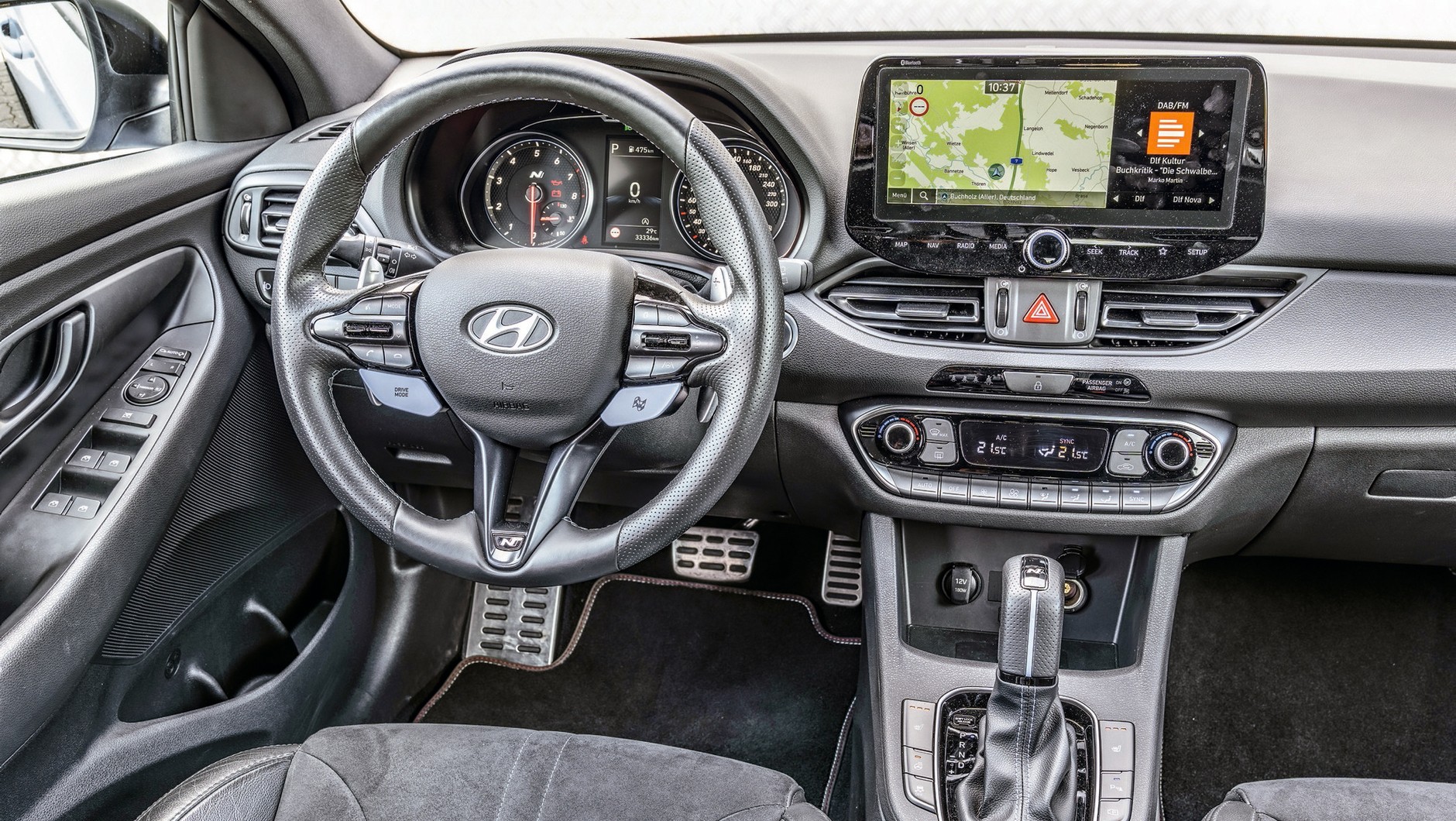 Hyundai i30 N: dwa eleganckie, świetnie pasujące do auta sportowego, klasyczne okrągłe zegary. Ośmiobiegowa dwusprzęgłówka ma łopatki przy kierownicy, która jest okrągła (bez spłaszczenia) i praktycznie nie ma wad. Aluminiowe nakładki na pedałach są seryjne.