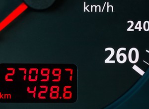 Raport: cofanie licznika o ponad 100 tys. km to norma. 16 modeli z najczęściej wykrytym "skręconym" przebiegiem