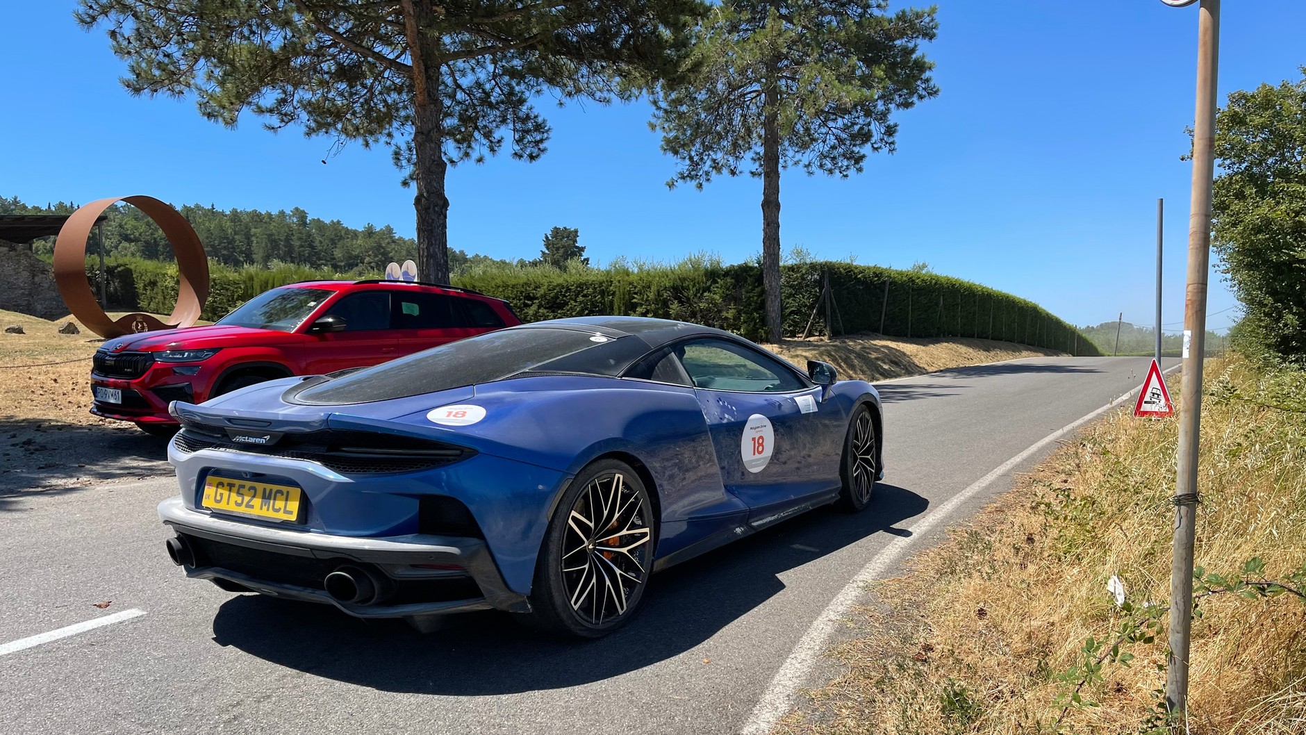 Cisterna Romana w tle, a na pierwszym planie McLaren GT, który "wciął się" w kadr z Kodiakiem. Był jednym z kilku napotkanych w tym dniu