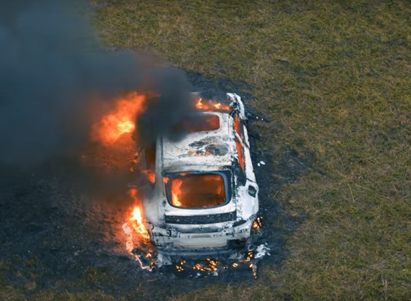 Rosyjski youtuber spalił swojego Mercedesa [Nagranie]