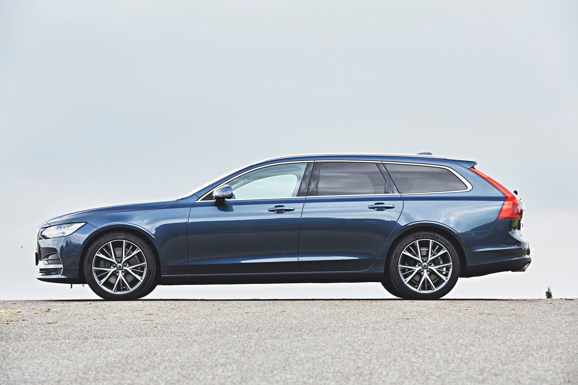 Volvo V90 D4
