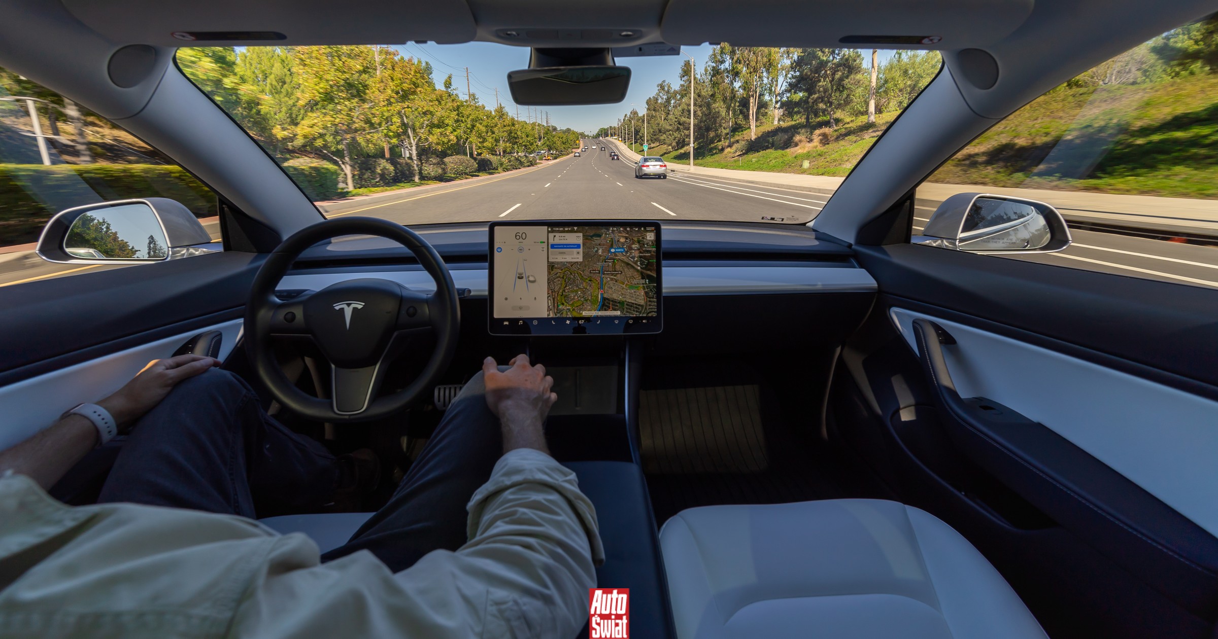 Systemy autonomiczne Tesli zaliczają wpadkę za wpadką. Prawda coraz bardziej wychodzi na jaw