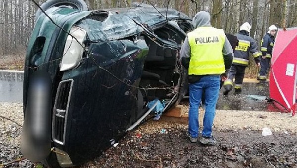 25-latek dachował i wypadł z samochodu. Śmiertelny wypadek k. Radomska