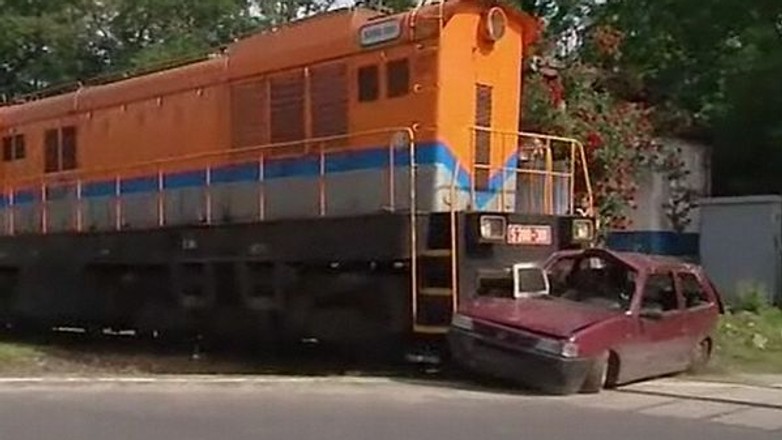 Samochód bez szans w starciu z pociągiem